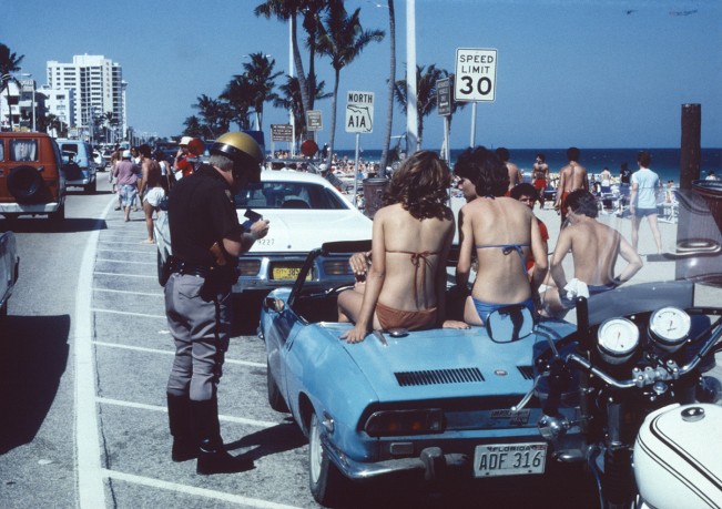 Florida_BikiniGirls_Cop_2013