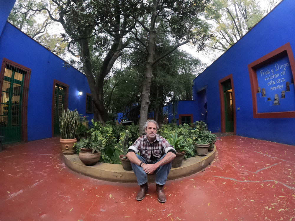 © Luis Alberto González Arenas, Wayne contemplates the future of the “Us & Them” project at Frida Kahlo’s house in Cayoacan, Mexico shortly after the theft of the camera.