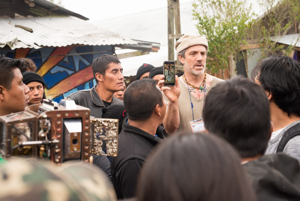 © Jade Beall, Wayne Martin Belger explains the "Us & Them" project in a Zapatista compound in Chiapas, Mexico.