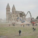 Für die Vergrößerung des Tagebaus Garzweiler wird im Januar 2018 die Pfarrkirche St. Lambertus, im Volksmund „Immerather Dom“, abgerissen.
