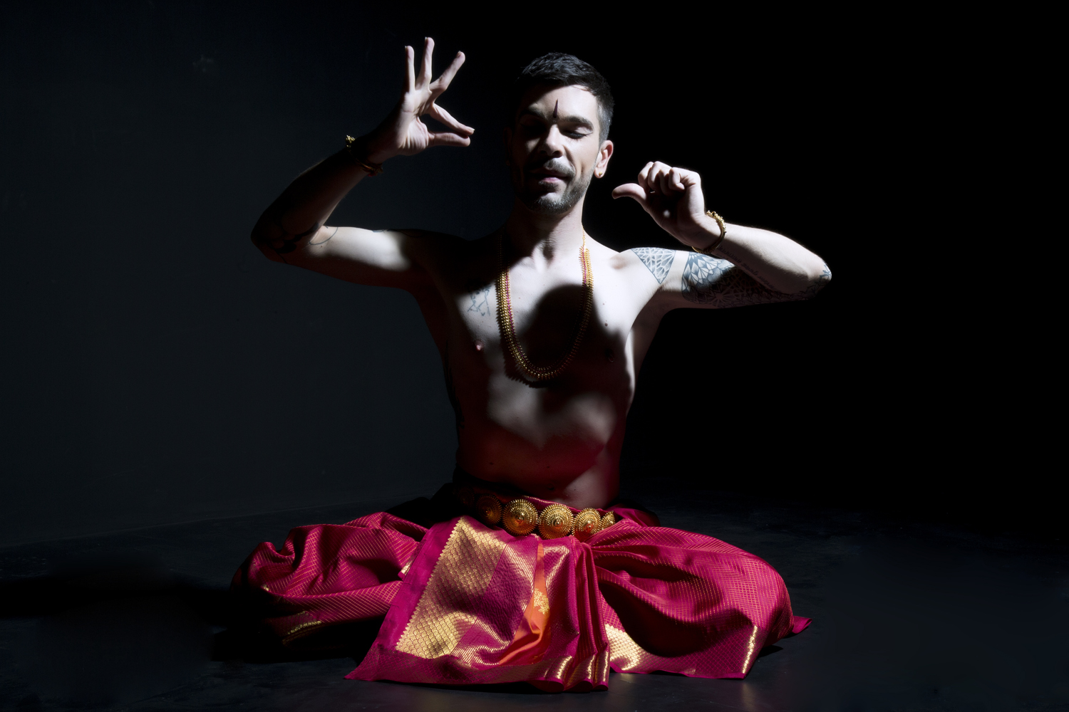 Planque_Act_Of_Kissing_In_Bharata-Natyam