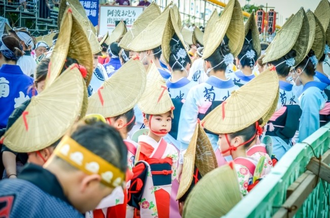 Lenscratch_AtsumiTakemoto_20250817_hope_AwaOdori_1000px_72dpi - ATS