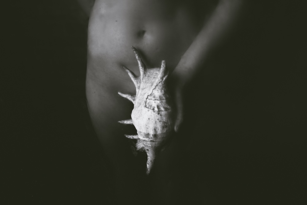 ©laragilks_19_Woman_and_shell