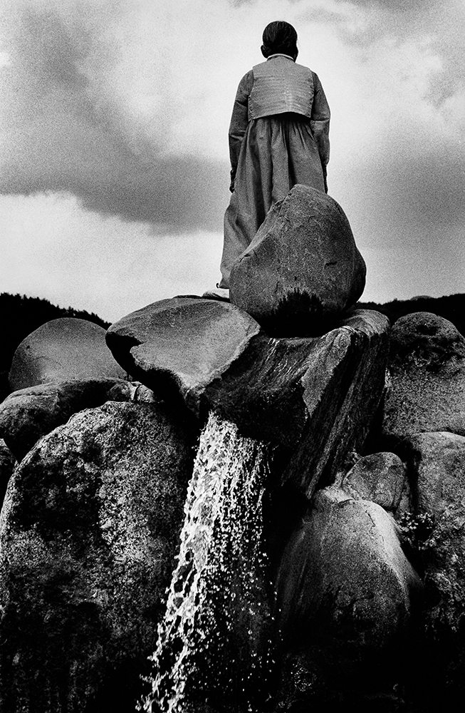 Lee Gap-Chul, Conflict and Reaction, Old woman sitting on the rock, 1996
