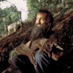 Nacho is 40 years old and originally from Zaragoza, a city almost 1,000 kilometers away from Galicia. After a turbulent youth, he decided to isolate himself in the Galician mountains to live a life less dependent on society. Today, he cares for his herd of goats, with whom he shares a very special bond: he hugs them, talks to them, and cares for them as if they were his children. Every morning, he takes them to the mountains early so they can graze, and he doesn’t return home until nightfall. In these animals, he seems to have found the meaning of his existence. Nacho lives in an old, occupied stone house without electricity. His diet consists of vegetables and the milk his goats produce. As he himself says, his dream would be to eat like the goats, feeding on the herbs of the mountains. Nacho leads a hermit-like life, finding in this self-imposed exclusion from normalized society a true sense of freedom.

May 24th, 2024. VIlar, Galicia.