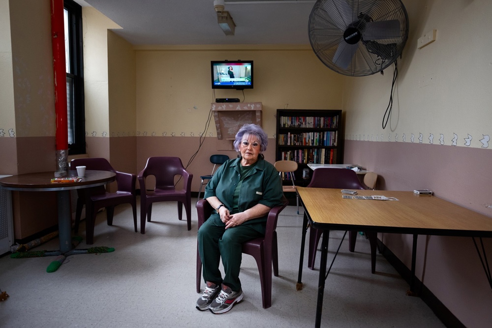 03_Linda, 70, in the recreation room for the medically unemployed at TaconicCorrectional Facility (2019) – Sentence: 30 years to life. Incarcerated at the age of 43 in 1992. Released: 2022 © Sara Bennett